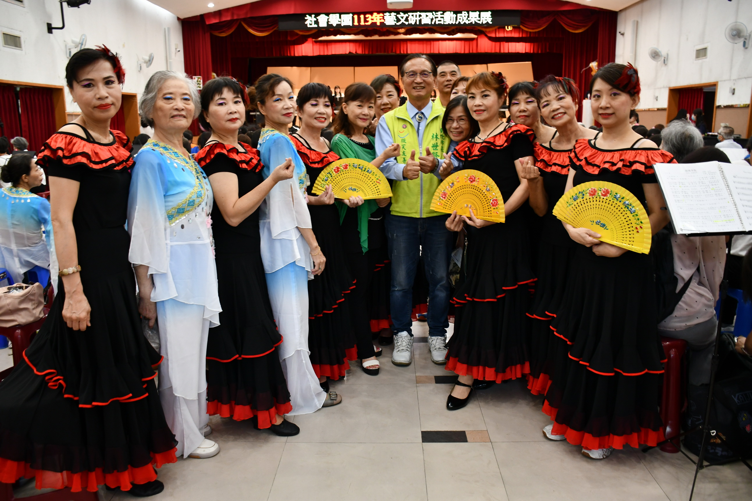 ▲彰化市社會學園舉辦113年藝文研習活動成果展，此次成果展展示了社會學園各種班級的學習成果，市長林世賢分享AI與學習的重要性。（記者張溎壕攝）