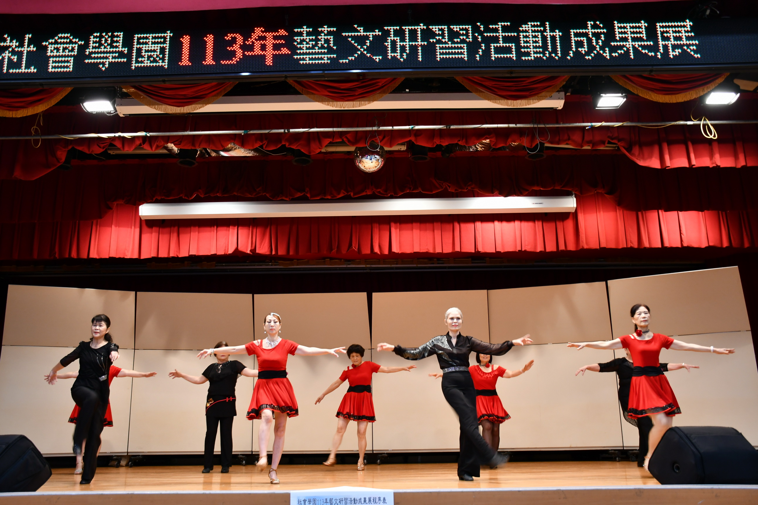 ▲彰化市社會學園舉辦113年藝文研習活動成果展，此次成果展展示了社會學園各種班級的學習成果，市長林世賢分享AI與學習的重要性。（記者張溎壕攝）