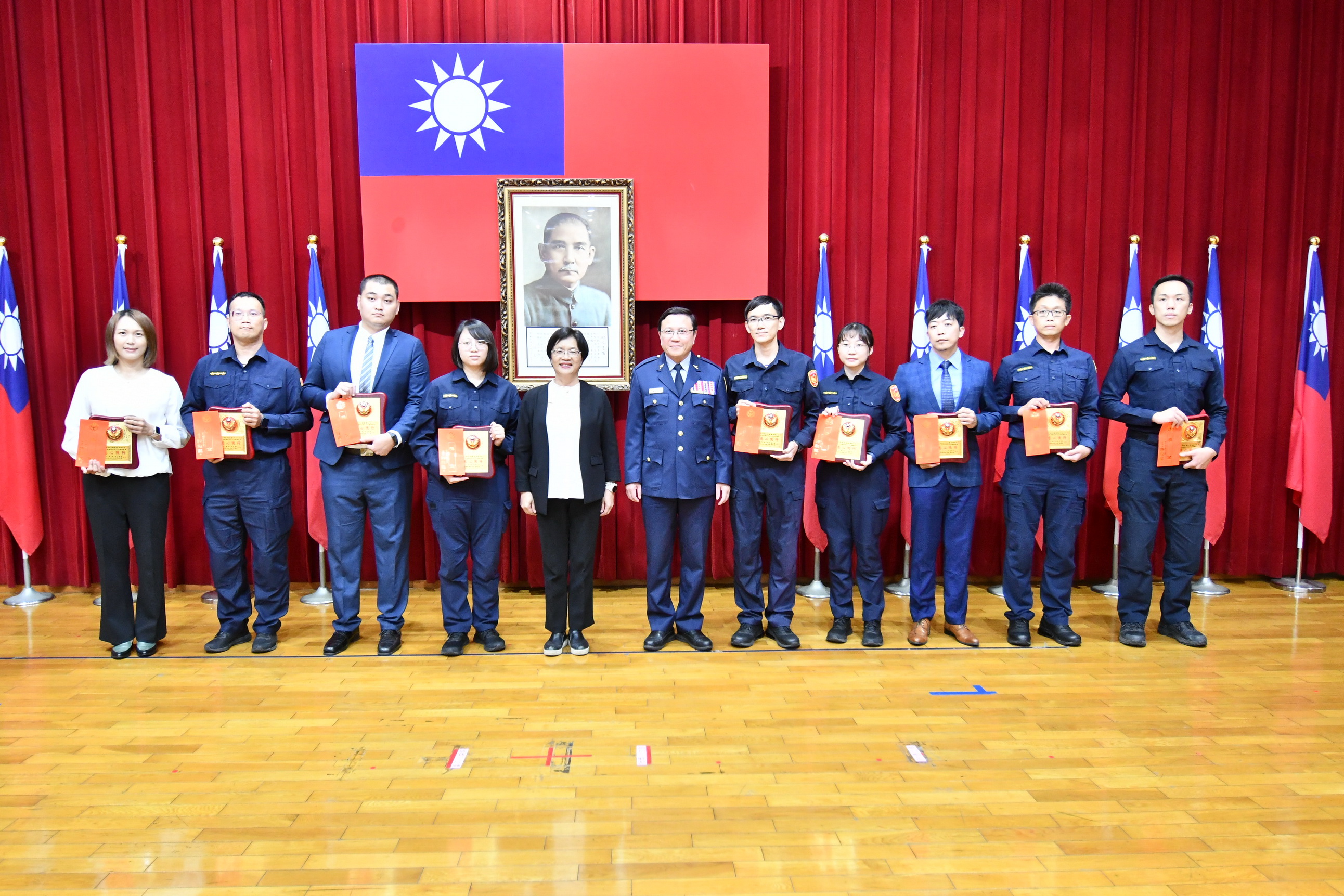 ▲彰化縣警察局舉行113年警察節慶祝大會，縣長王惠美頒發獎項給83位表現優異的警察同仁，表彰他們在各項專業工作中的卓越成績。（記者張溎壕攝）