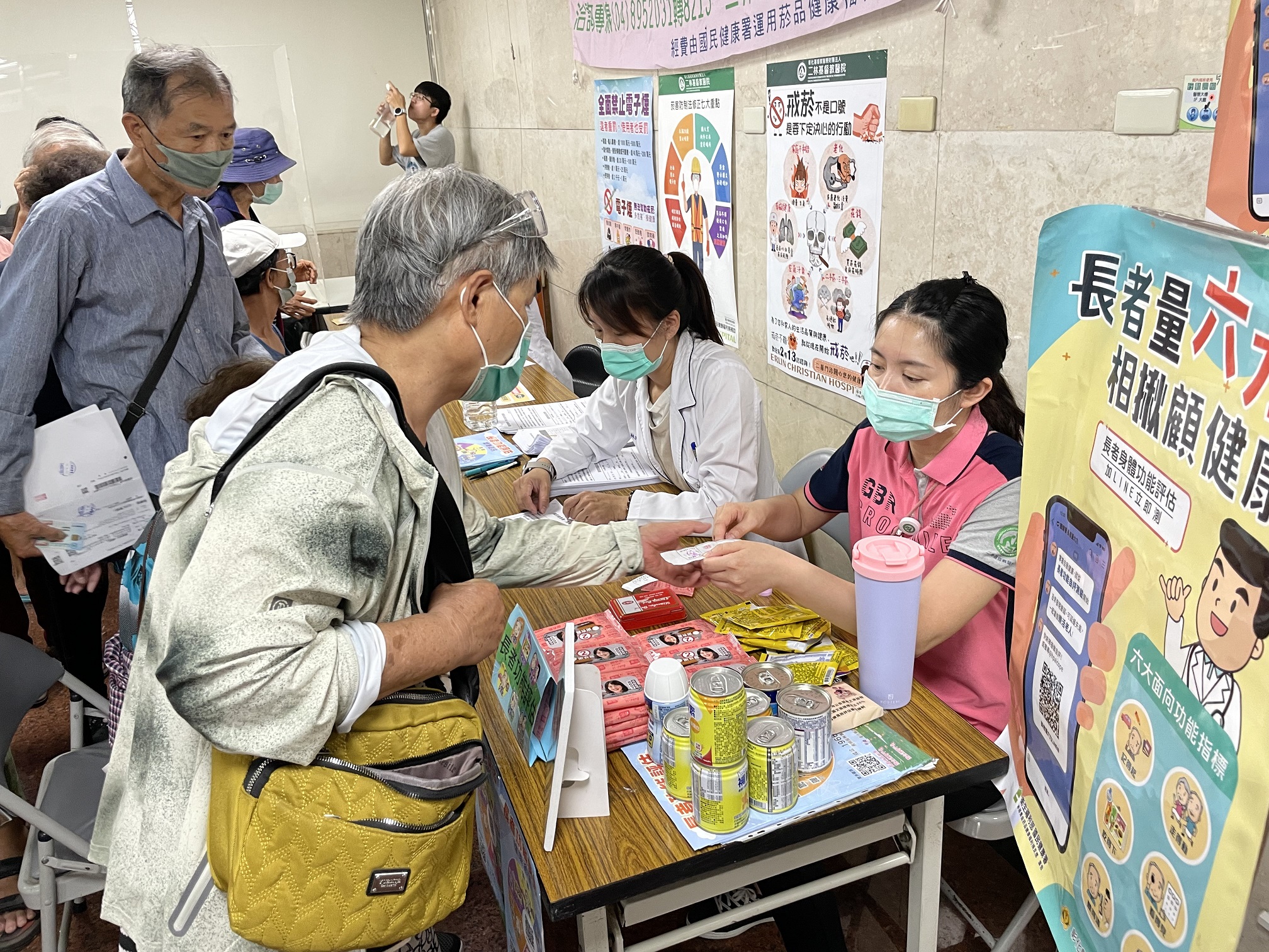 ▲二林基督教醫院舉辦2024年世界無菸日活動，醫院也設置了趣味闖關遊戲，幫助參與者更深入了解吸菸對身體健康的損害。（記者張溎壕攝）