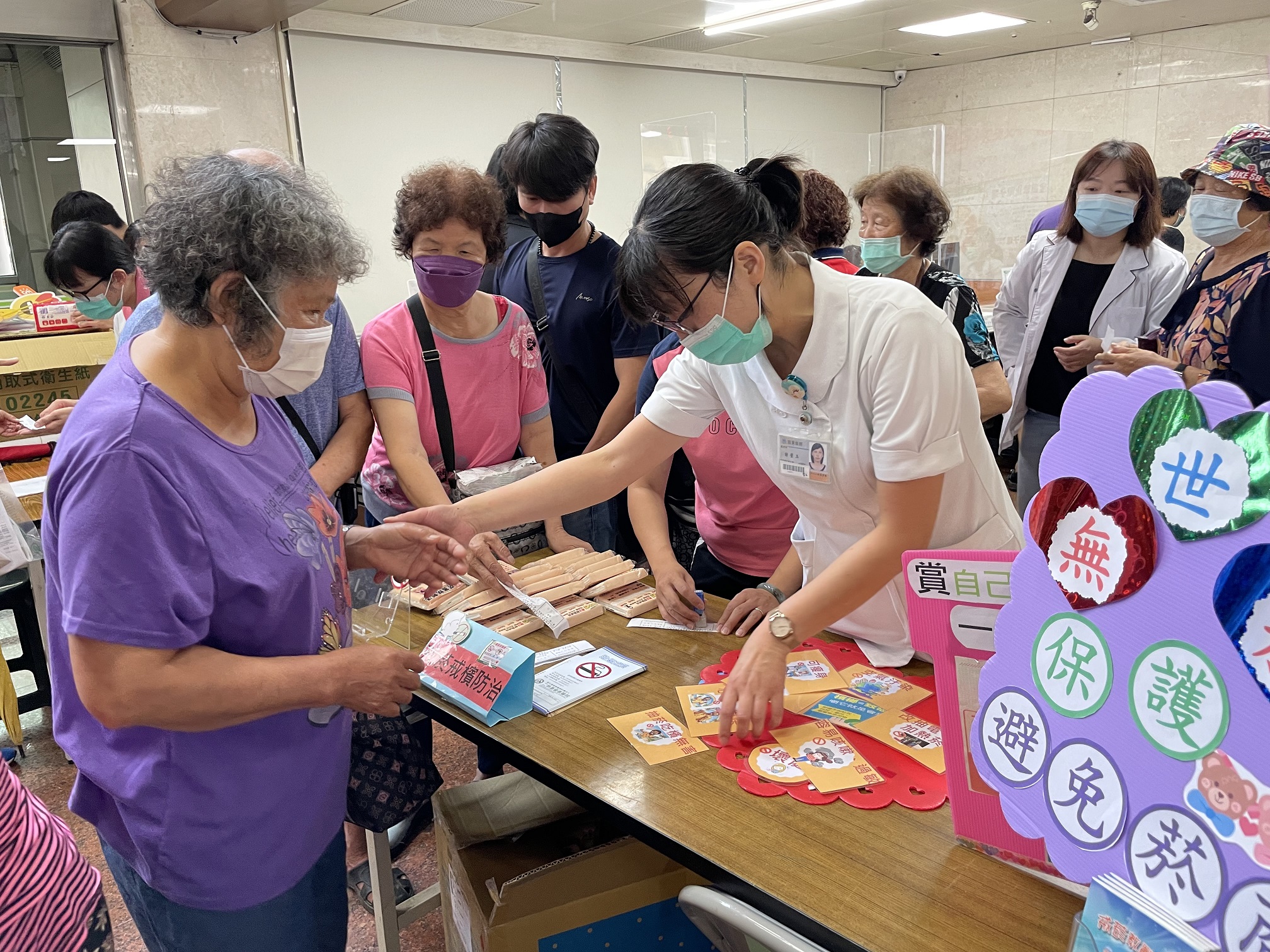 ▲二林基督教醫院舉辦2024年世界無菸日活動，醫院也設置了趣味闖關遊戲，幫助參與者更深入了解吸菸對身體健康的損害。（記者張溎壕攝）