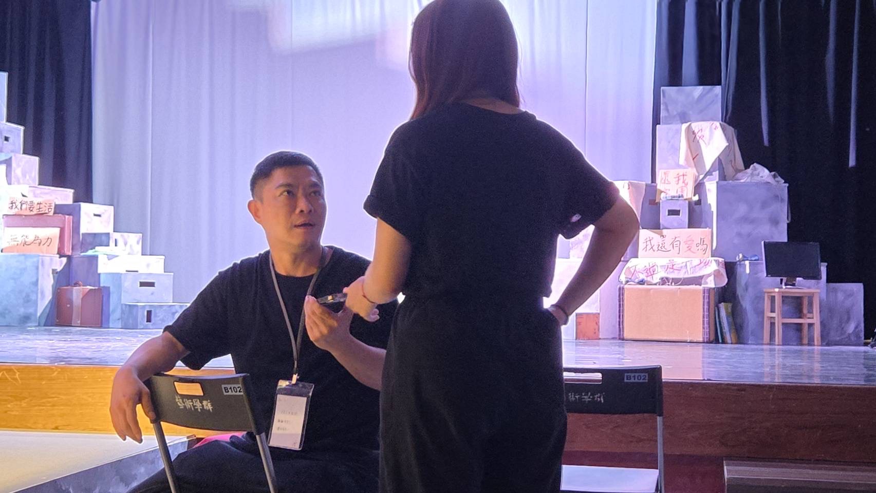 沈玄閔老師指導學生排戲中。陳宜汶翻攝