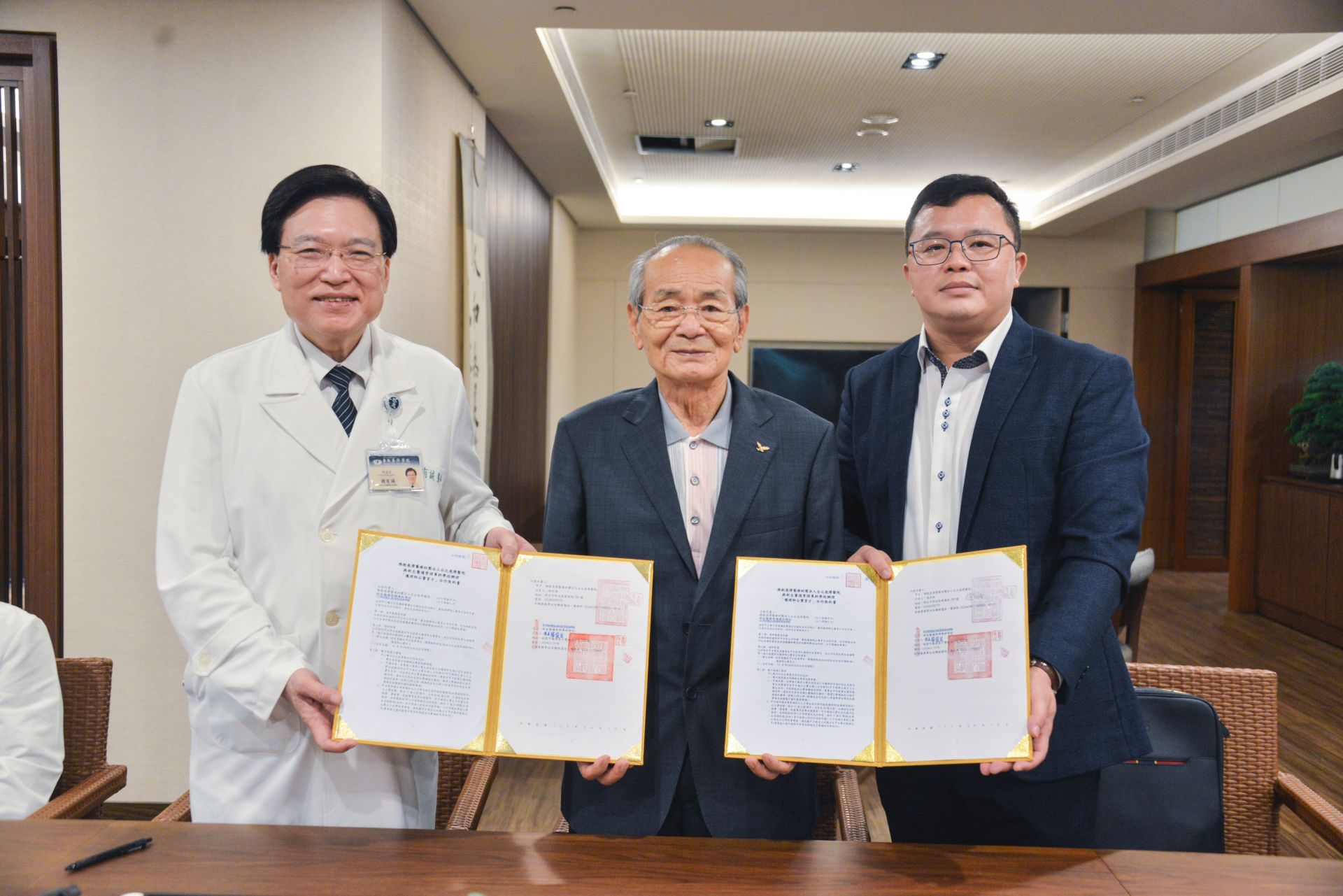 趙有誠院長、劉奕彩董事長及駱俊宏校長提筆締約,合力培育護理人才,共同面對護理人力荒的挑戰。