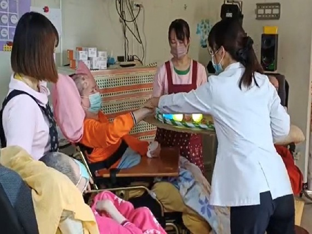 急需「輪椅座墊」、「移位滑板」 助植物人輕鬆移位