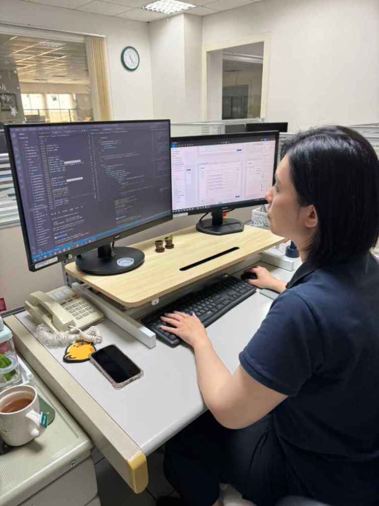 ▲小褚為客戶客製化後端開發建置與修改。（中彰投分署提供）
