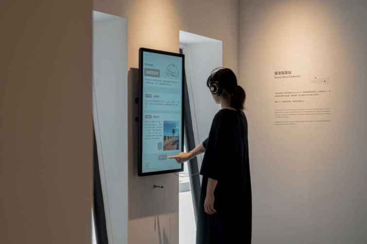 ▲作家、畫家和詩人於一身的蔣勳老師，以「聲」為畫，在半島旋律音箱展區限定的《聆聽恆春》特輯獻聲導聆。（屏東縣政府提供）