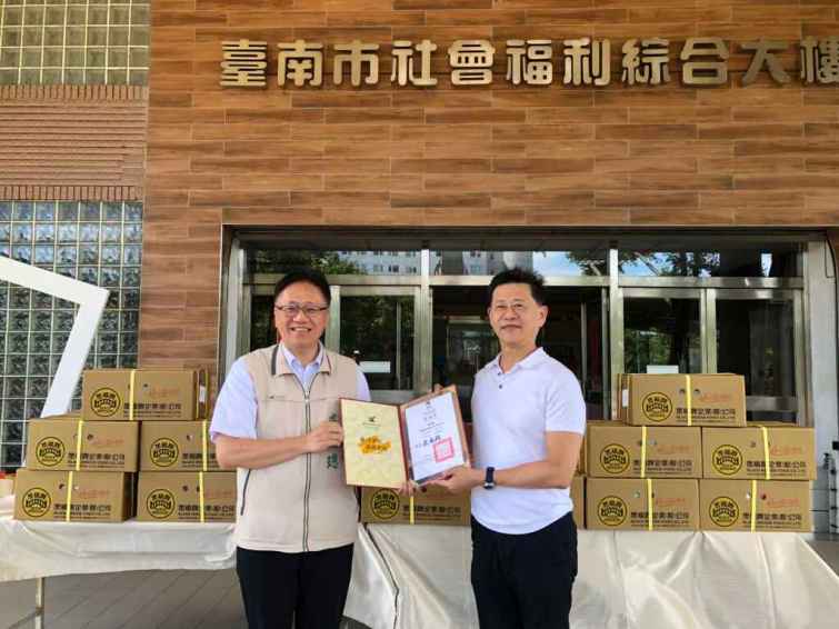 ▲社會局盧禹璁局長代表受贈並頒發感謝狀，感謝黑橋牌企業股份有限公司捐贈冷凍食品，使弱勢家庭感受到社會温暖。（臺南市政府提供）