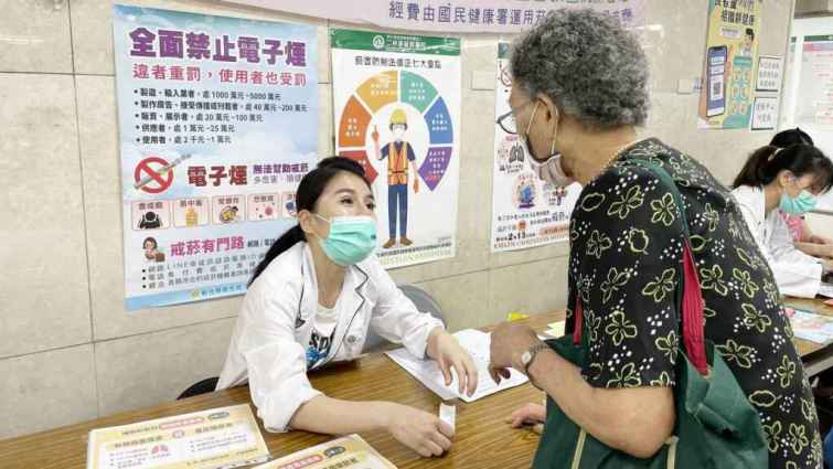 ▲衛教護理師讓民眾認識吸菸的危害，並進一步瞭解符合肺癌篩檢(LDCT)，戒菸戒檳救健康。（二林基督教醫院提供）