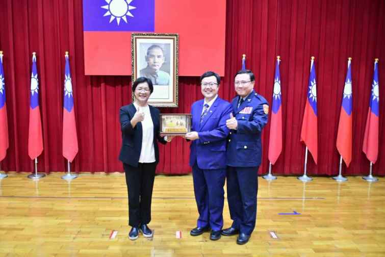 ▲保護少年婦幼協進會楊曜聰理事長獲頒獎表揚。（彰化縣政府提供）