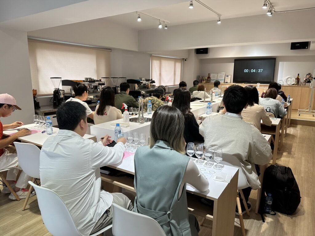 開平學苑「品水師國際證照」2024年報名人數創新高，學員踴躍程度需分別開設平日及假日課程。開平餐飲學校/提供