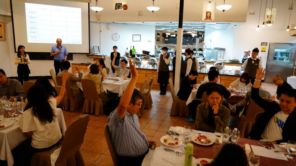 品水學程創辦人Dr. Peter Schropp與臺灣品水師透過餐會交流水與餐食搭配、感官品評，瞭解各地發展趨勢。開平餐飲學校/提供