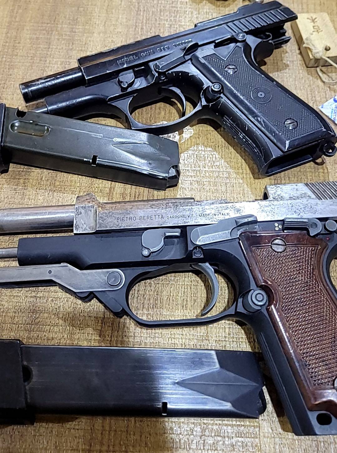 扣獲貝瑞塔 M93R 衝鋒手槍 1 支、金牛座手槍1 支、行動電話 1 支、監視器主機等贓證物。(記者薛秀蓮翻攝)