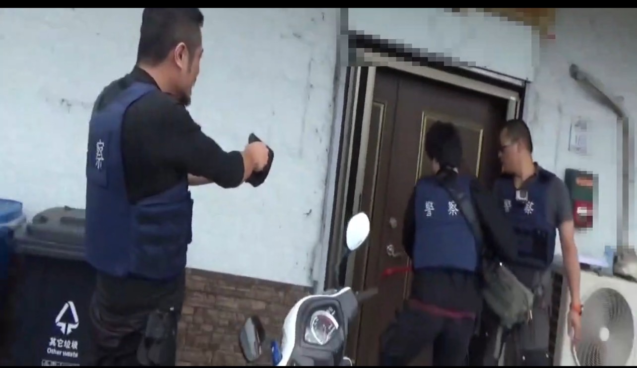 臺北市中山分局和中正第二分局的警員在臺北檢察署的指導下,於宜蘭執行突襲。(記者薛秀蓮翻攝)