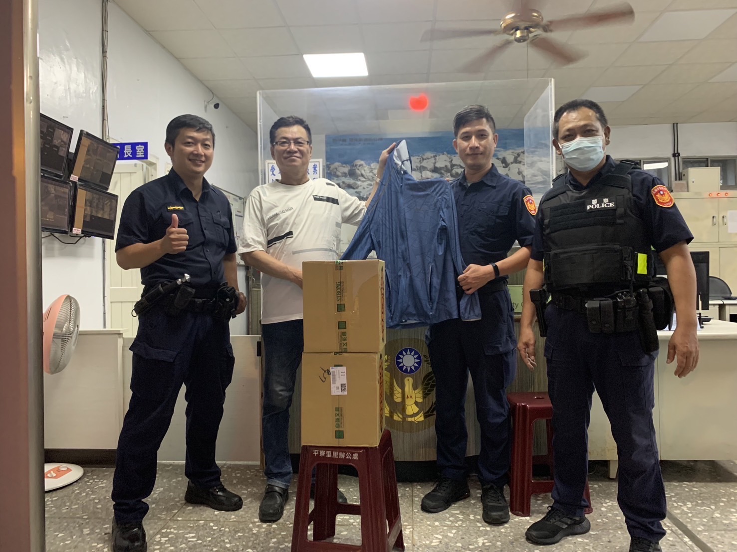 和一路警友站贈送冰鋒衣予和一路派出所。(記者薛秀蓮翻攝)