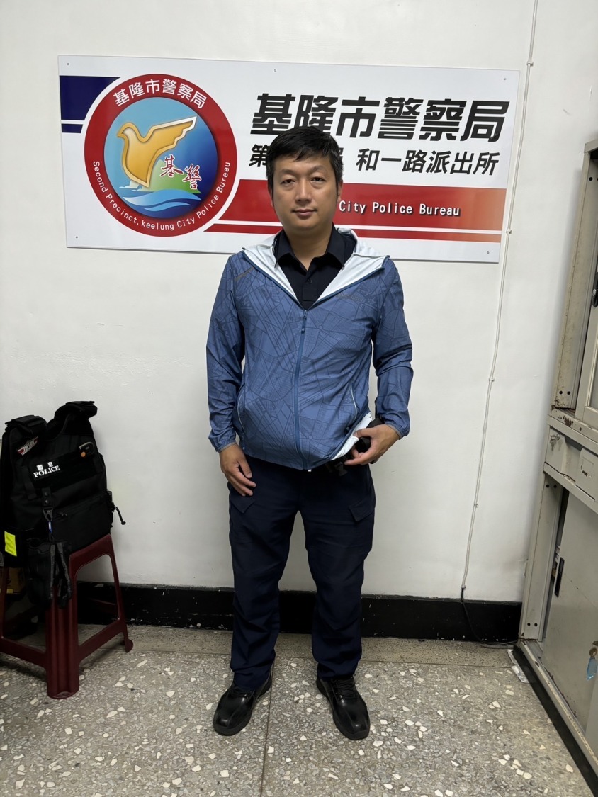和一路警友站贈送冰鋒衣予和一路派出所。(記者薛秀蓮翻攝)