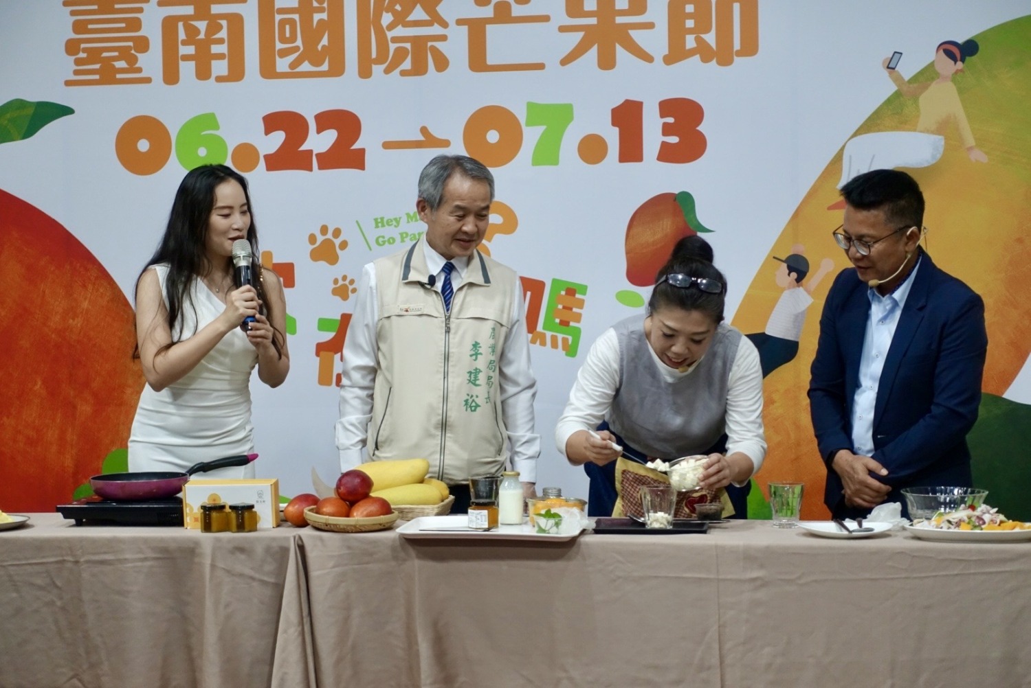 農業局局長李建裕 -阿芳老師蔡季芳 -農糧署副署長 姚志旺為臺南國際芒果節記者會站台。(圖/臺南市政府農業局 提供)