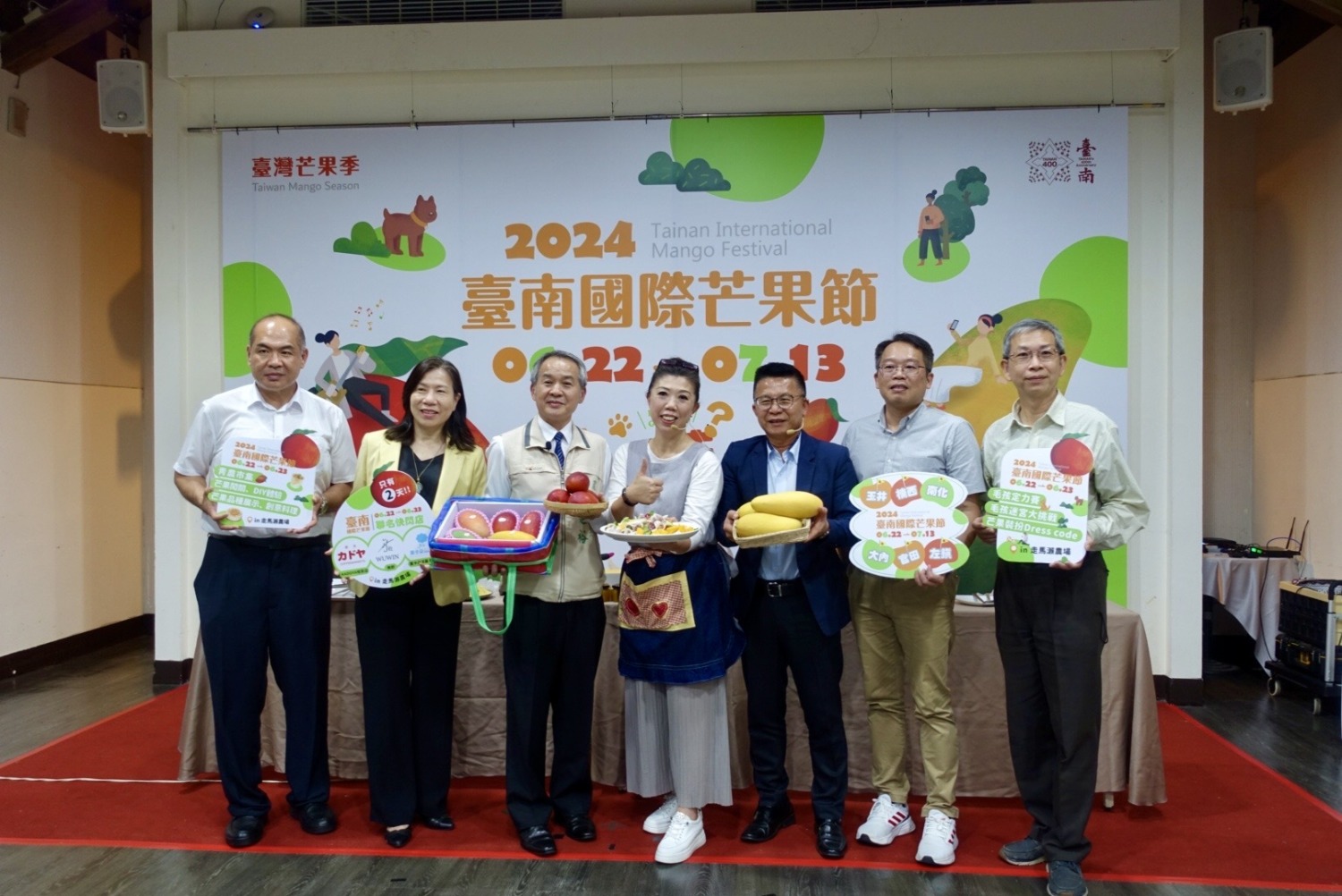 台南農業局局長李建裕(左三)、阿芳老師蔡季芳 (中間)、農糧署副署長(右三)及與會貴賓合影。(圖/臺南市政府農業局 提供)