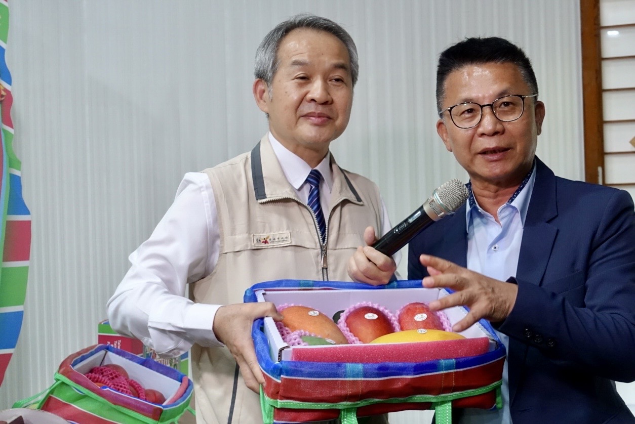 農業局局長李建裕與農糧署副署長 姚志旺共同行銷臺南芒果禮盒。(圖/臺南市政府農業局 提供)