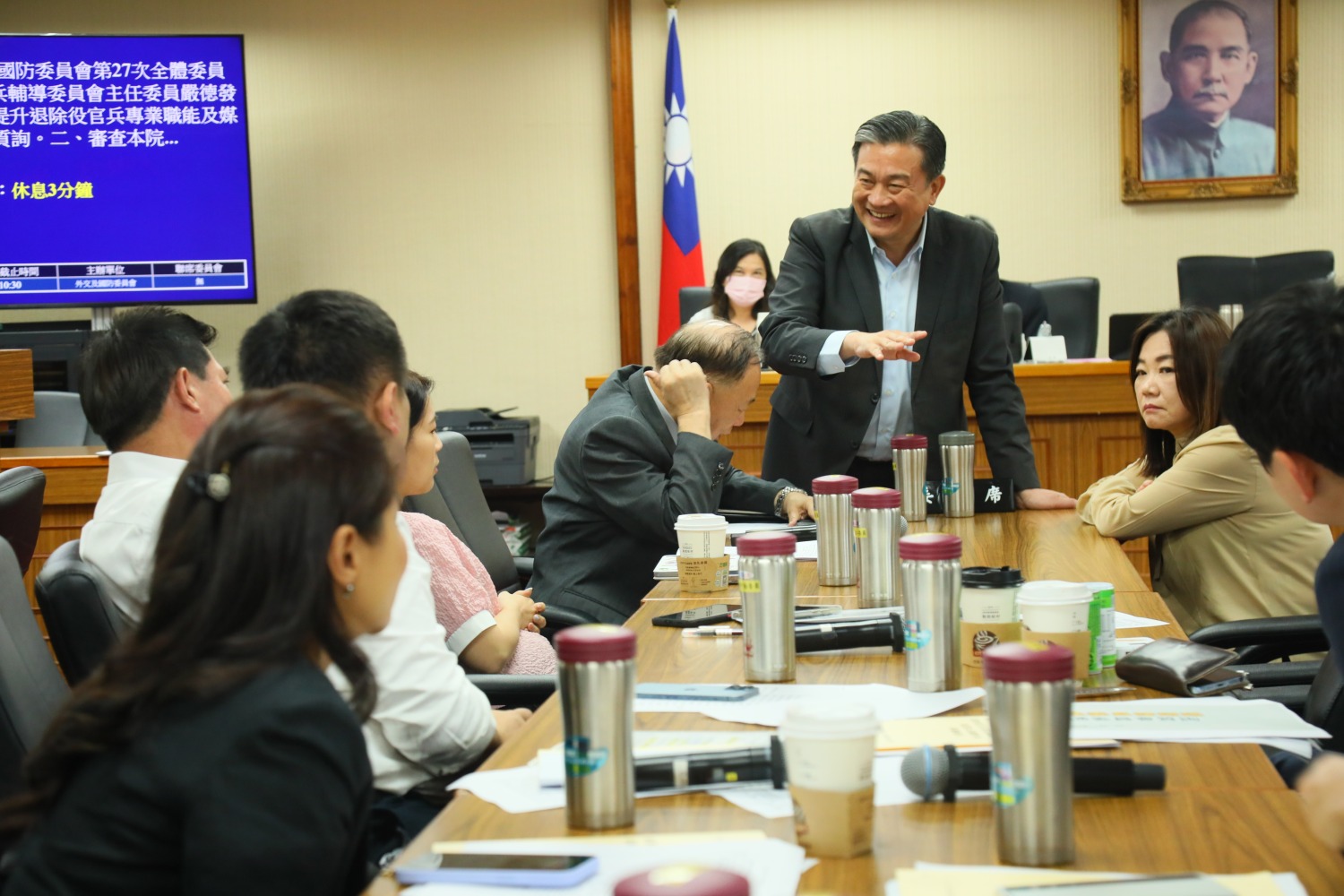 挾現場人數優勢和國民黨召委馬文君溝通,王定宇表示,大家都贊成照顧退除役官兵,但是「對的事情要用對的、合法的方法」,要求記名表決。(記者包克明攝)