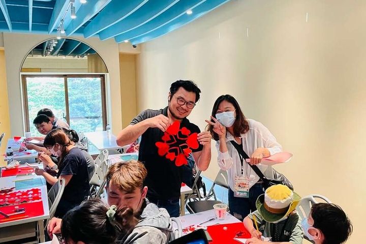 知名剪紙藝術家楊士毅驚喜現身,帶領遊客進行剪紙體驗。 圖:台南市政府觀光旅遊局/提供