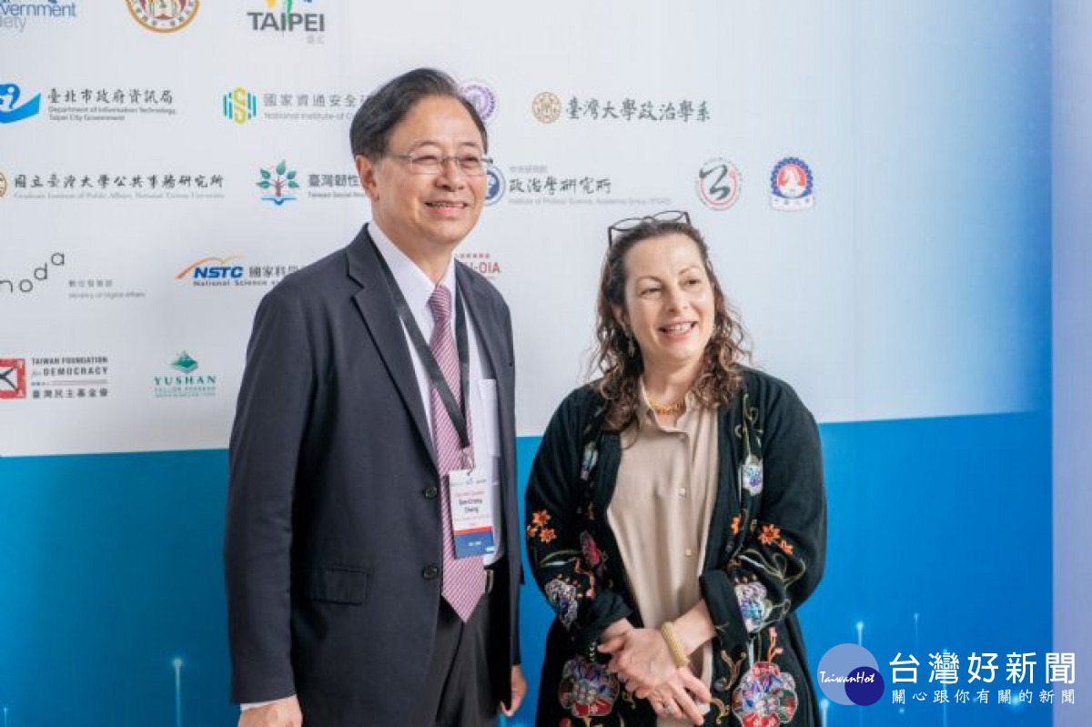 張市長與貝絲·諾維克(Beth Noveck)教授合影。<br /><br />