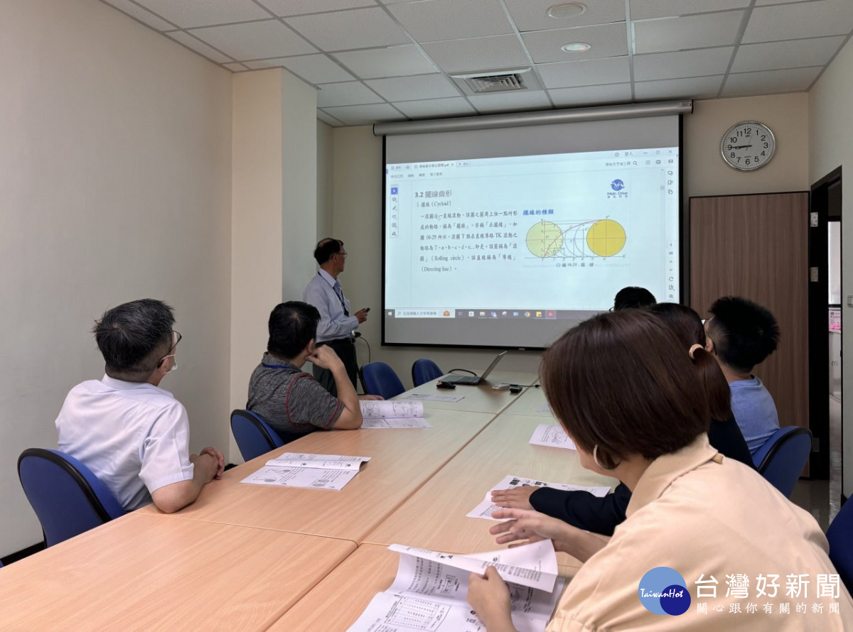 桃分署輔導盟英科技公司透過「僱用退休中高齡者及高齡者傳承專業技術及經驗補助計畫」聘僱71歲退休經理陳義仁擔任教育訓練講師,指導員工打下扎實的產業基礎。