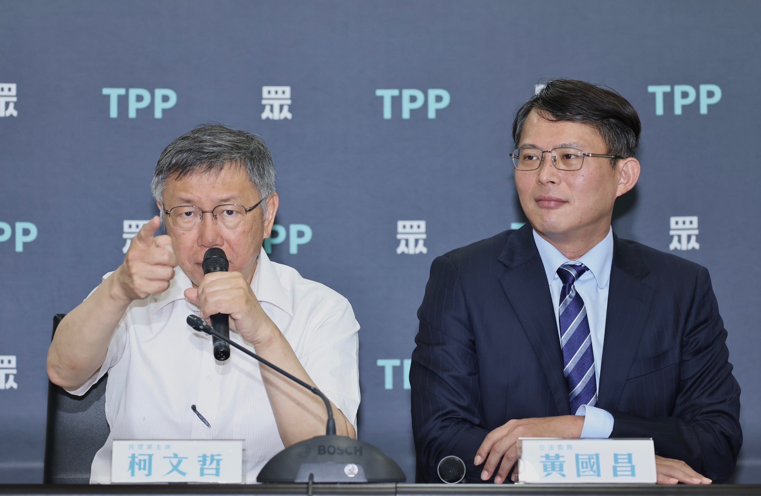 民眾黨主席柯文哲(左)14日表示,「兩岸互不隸屬」跟「兩國互不隸屬」,美國人沒辦法分辨不同。林啟弘攝