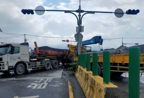 快訊/屏東工程車碰撞砂石車!車頭全爛釀1死2傷