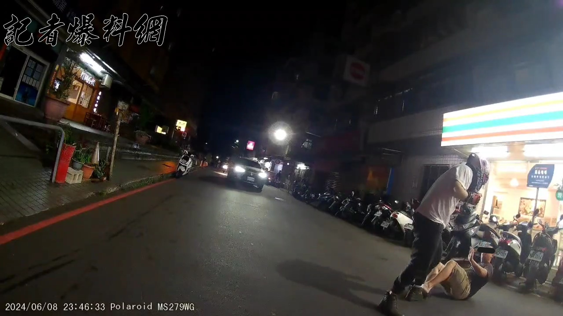 ▲周男衝向重機理論推擠，反被騎士打倒在地。（翻攝畫面）