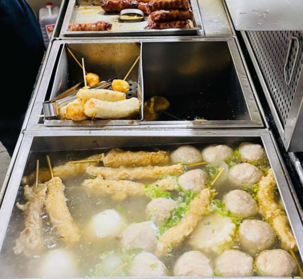▲「阿輝黑輪」，各式小吃經濟實惠，銅板價格深受本地人及遊客喜愛。（圖／記者陳彥霖翻攝）