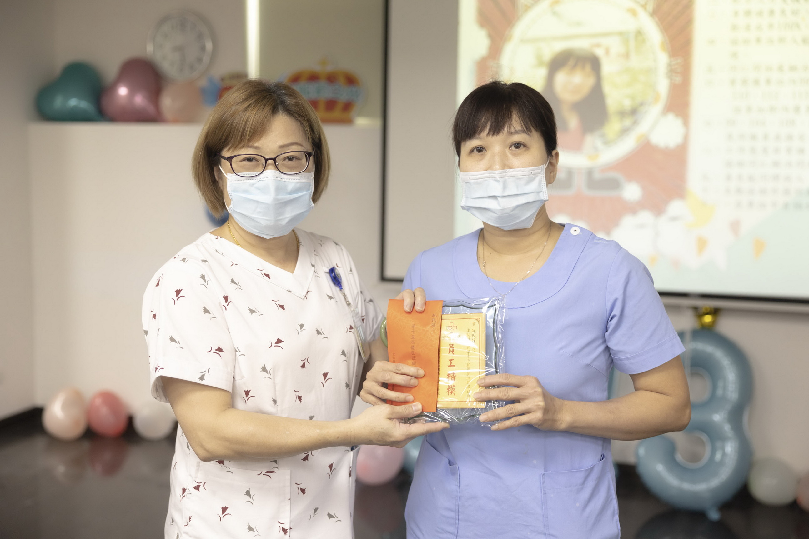 ▲宏仁醫院重視照服員，特設「照服節」表揚照服員，今年邁入第15屆，護理部主任蕭麗紋(左)表揚今年獲獎的優良照服員阮氏莊。（宏仁醫院提供） 
