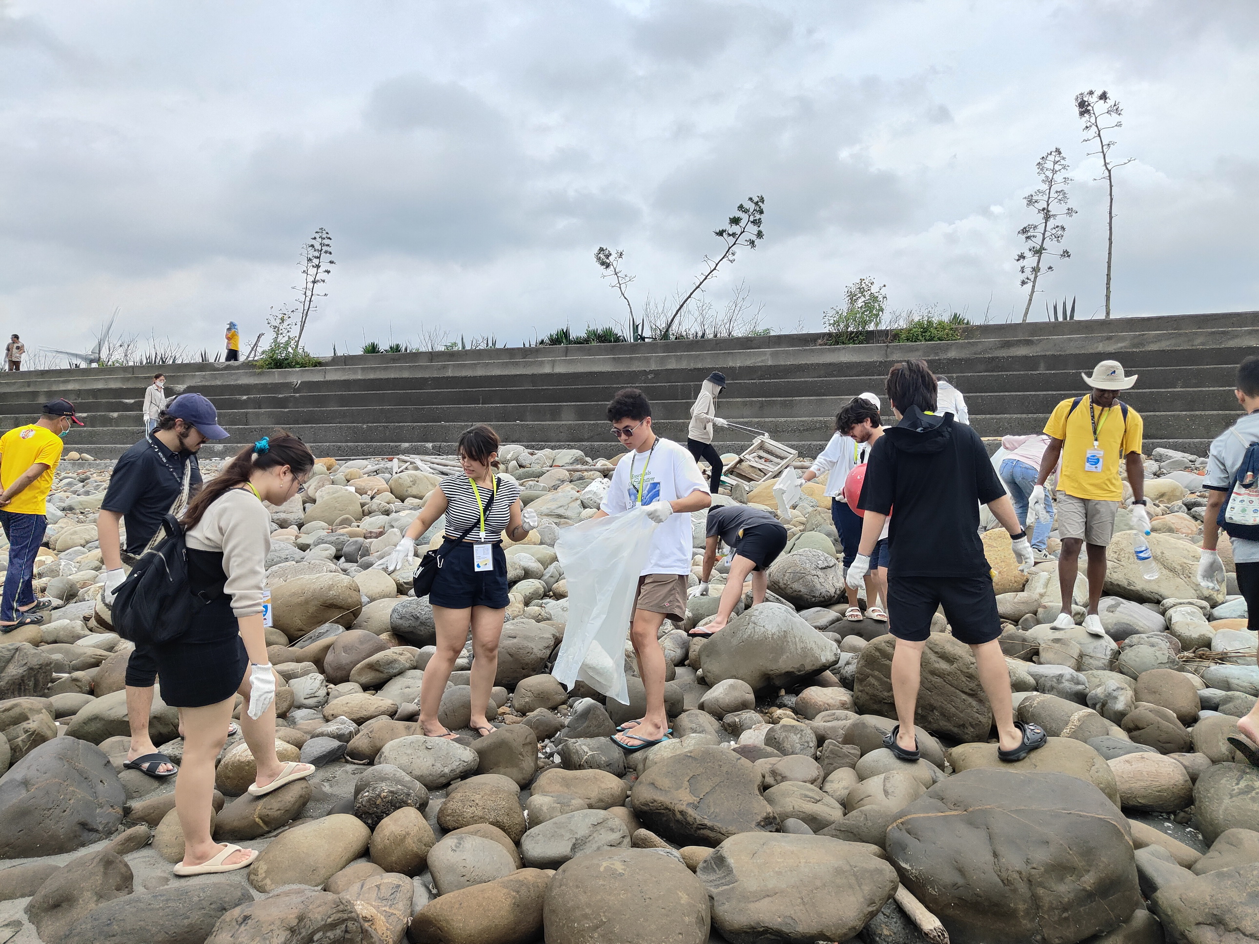 ▲彰化縣環境保護局舉辦「2024世界海洋日~用科技之力‧還海洋美麗」淨海活動，200多名環保志工到芳苑鄉新寶雷達站潮間帶撿拾海廢。（記者張溎壕攝）