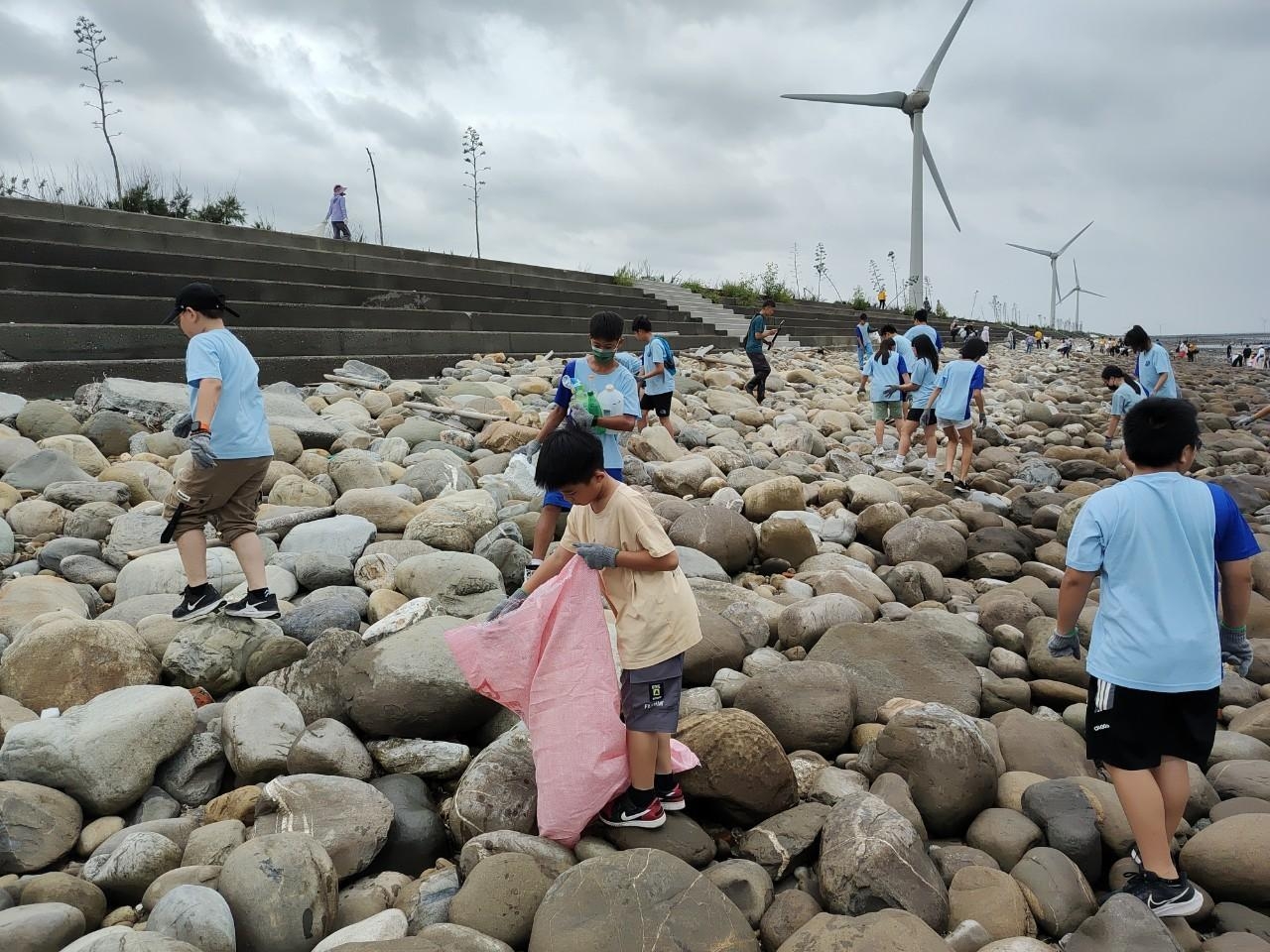 ▲彰化縣環境保護局舉辦「2024世界海洋日~用科技之力‧還海洋美麗」淨海活動，200多名環保志工到芳苑鄉新寶雷達站潮間帶撿拾海廢。（記者張溎壕攝）