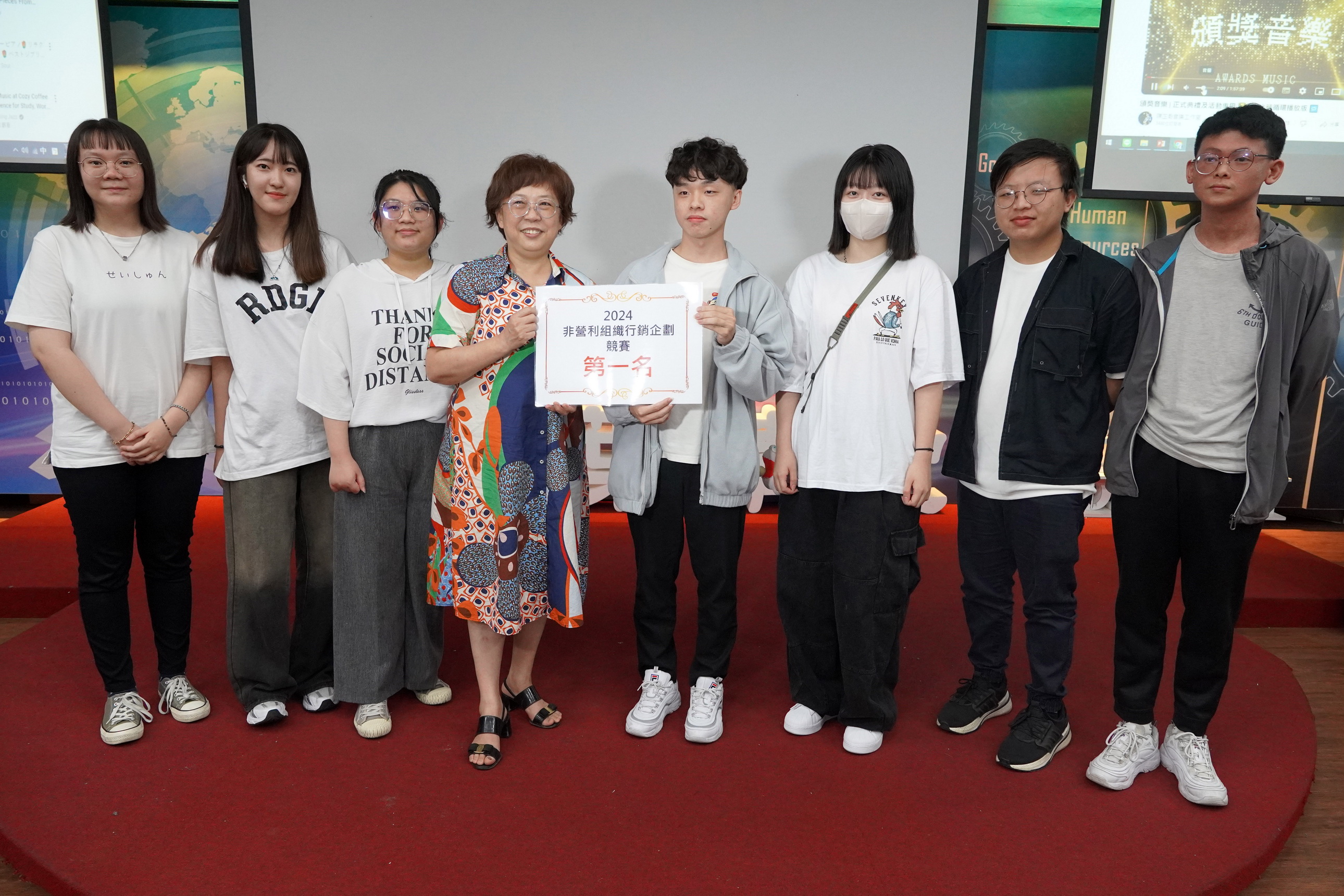▲大台中美術協會陳麗霓理事長(右四)頒發第一名給大葉大學企管系團隊。(記者張溎壕攝)