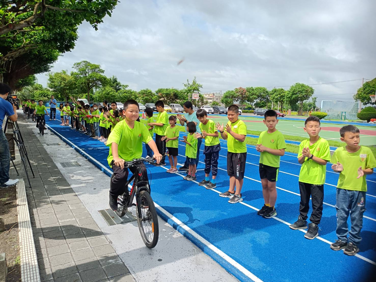▲二林萬合國小舉行畢業典禮暨單車天使萬合騎跡台灣、上海、天津騎行啟動儀式，有1名畢業生、5名在校生自願挑戰1200公里路程，預定7月6日出發。（萬合國小提供）
