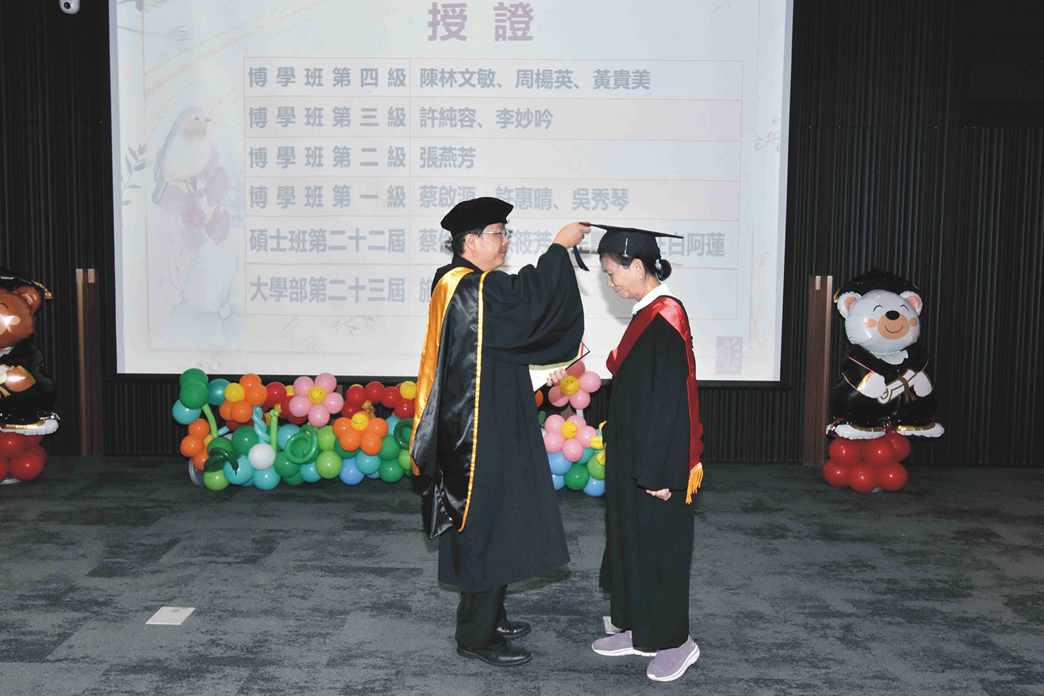 ▲松年大學總校校長阮介民牧師（左），為畢業生撥穗並予以祝福。（記者張溎壕攝）