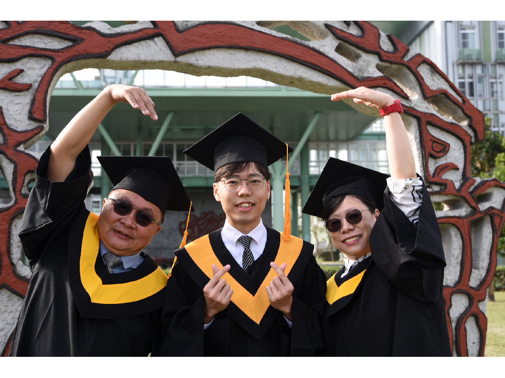 父母為圓夢，陪孩子一起讀大學，美和科大社工系一家三口一起畢業