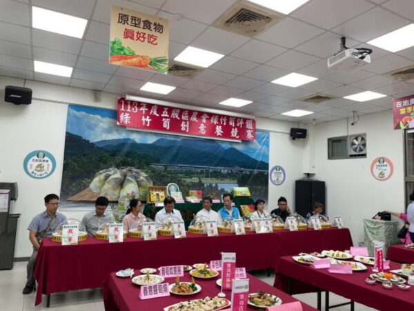 ▲獲獎農友與自家產品合影。