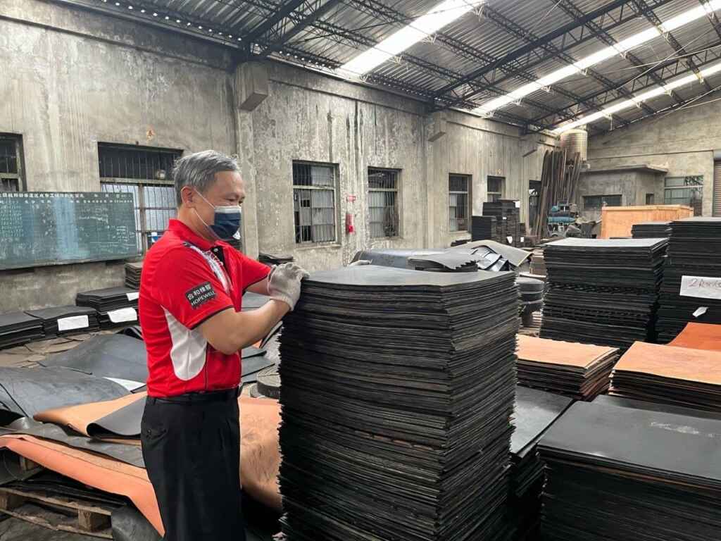 ▲57歲的成哥退休後再入職場,經驗與幹勁不減當年。(中彰投分署提供)