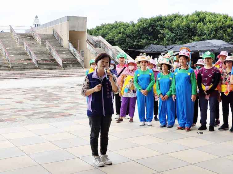 ▲芳苑鄉林保玲鄉長帶領民眾，共清理出一般垃圾54公斤，資源回收174公斤，蚵繩950公斤，以實際行動保護海洋環境。（王功蚵藝文化協會提供）
