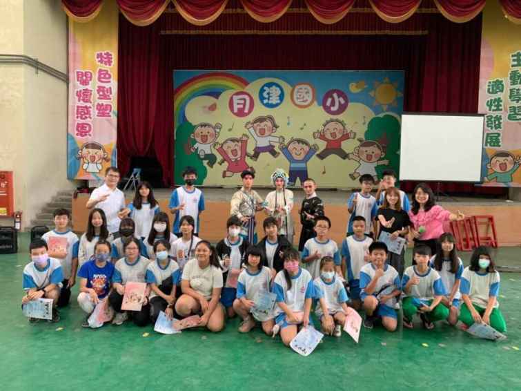 ▲戲曲學院巡演，首場於月津國小演出，學生們在演出後捨不得離場，爭相與演員合影。（臺南市政府提供）