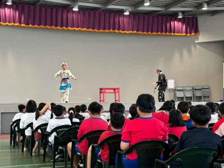 ▲安平國小場次戲曲學院演出後，邀請幾位同學上台嘗試表演，現場的五年級學生，學起來架勢十足。（臺南市政府提供）