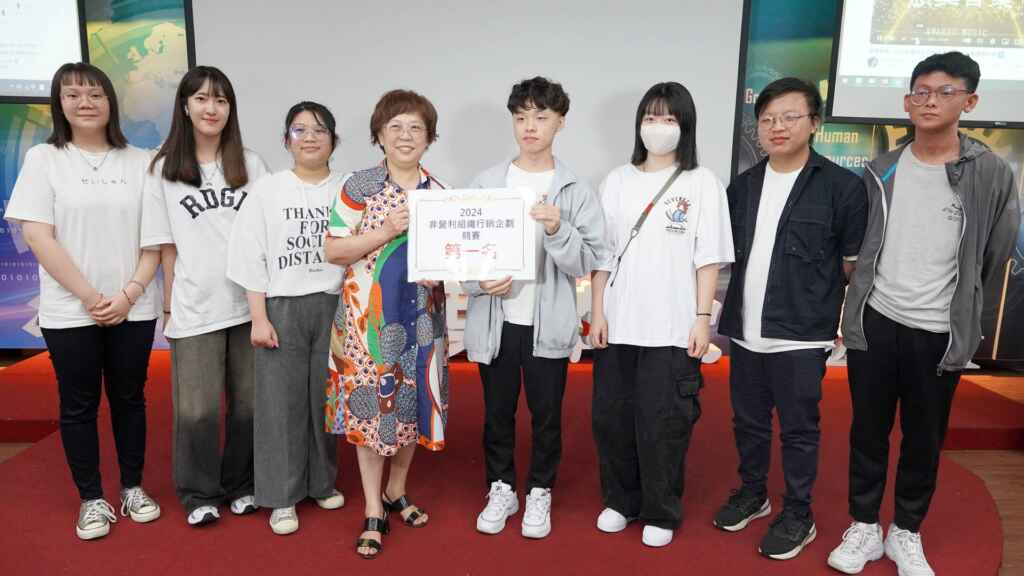 ▲大台中美術協會陳麗霓理事長(右四)頒發第一名給大葉大學企管系團隊。(大葉大學提供)