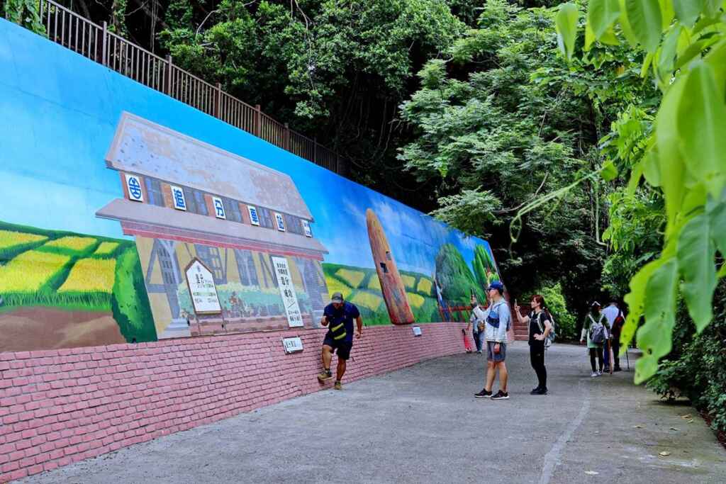 ▲大肚山萬里長城步道入口彩繪牆。(台中市觀旅局提供)