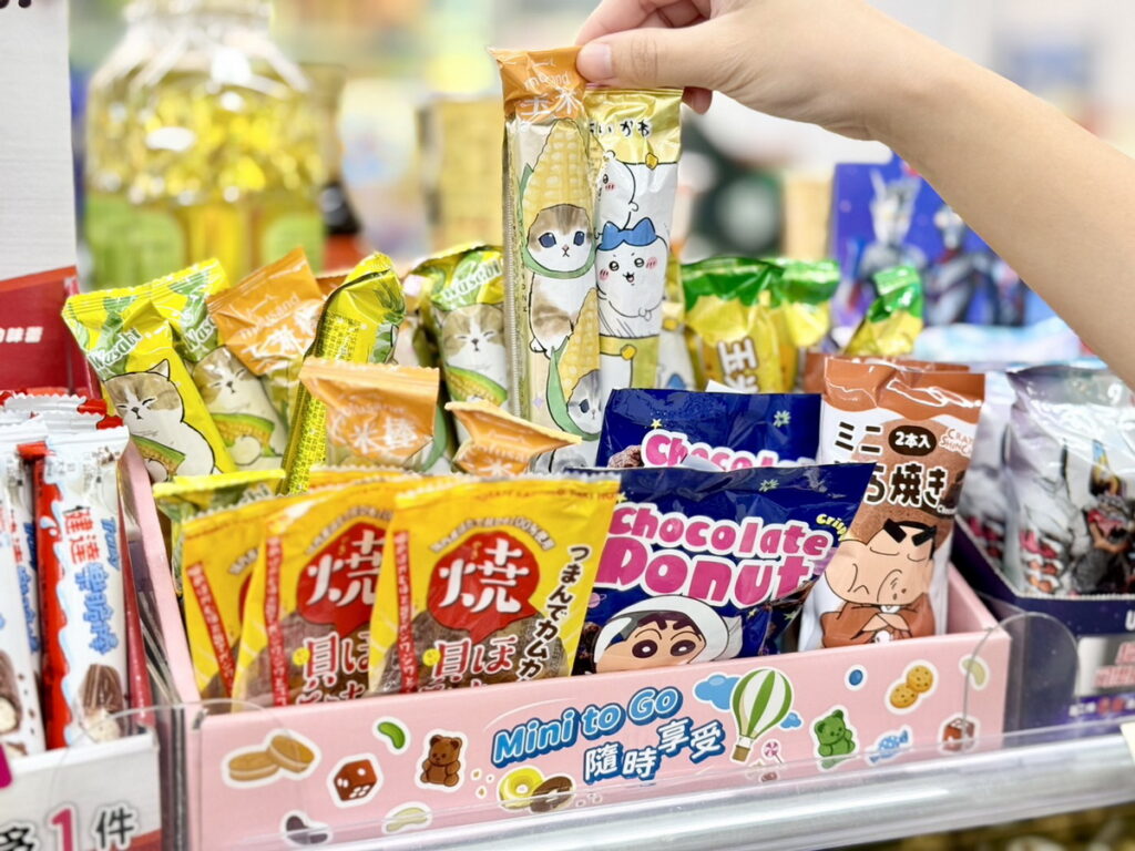 .7-ELEVEN自去年引進「縮小化」經典零食，將本體與包裝變迷你享用還能不沾手，隨拆即享用的特性在校園、辦公與交轉運輸型商圈特別受到青睞