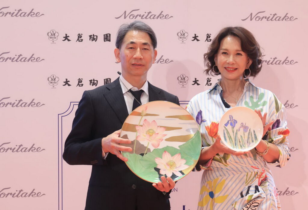 周丹薇受旺代企業邀請,遠赴日本名古屋及橫濱學習瓷畫,並與啟蒙老師Noritake首席畫師Masami Okada共同合影。