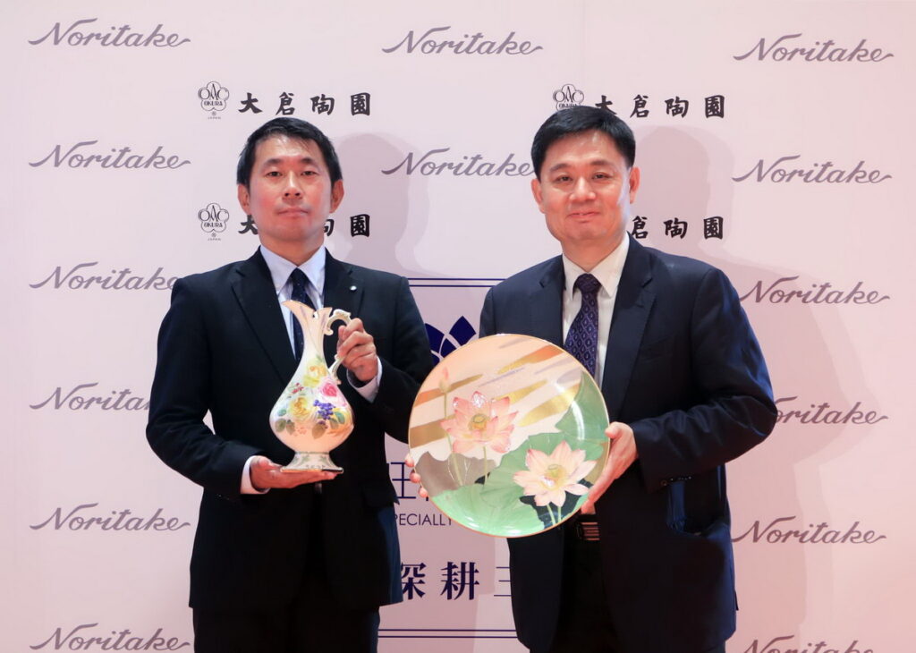 旺代企業執行長王獻德攜手Noritake海外部經理Hiroyuki Shiba力推Noritake商品「手繪芙蓉盤」與「手繪花果園花瓶」。