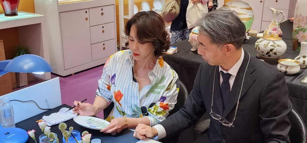 周丹薇受旺代企業邀請,遠赴日本名古屋及橫濱學習瓷畫,並受教於Noritake首席畫師Masami Okada。