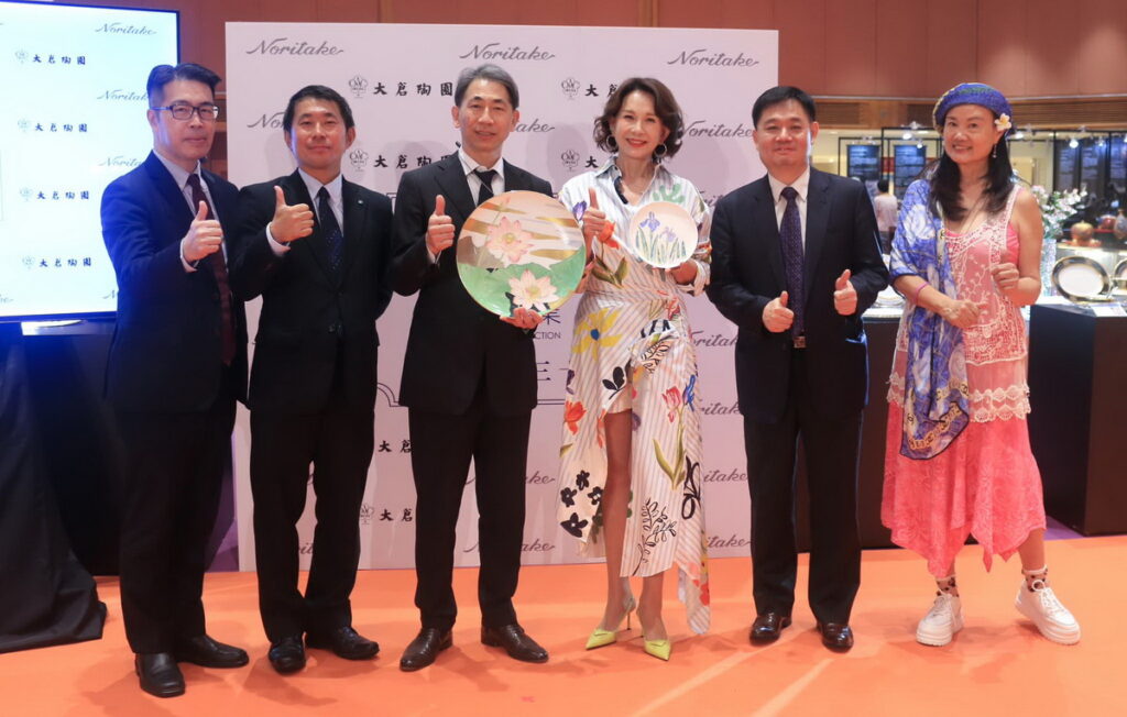 為歡慶旺代精品SOGO中外藝品巡迴展啟動,旺代企業王獻德執行長(右二)、SOGO忠孝店賴必昌店長(左…經理Hiroyuki Shiba(左二)與首席畫師Masami Okada(左三)共同合影。