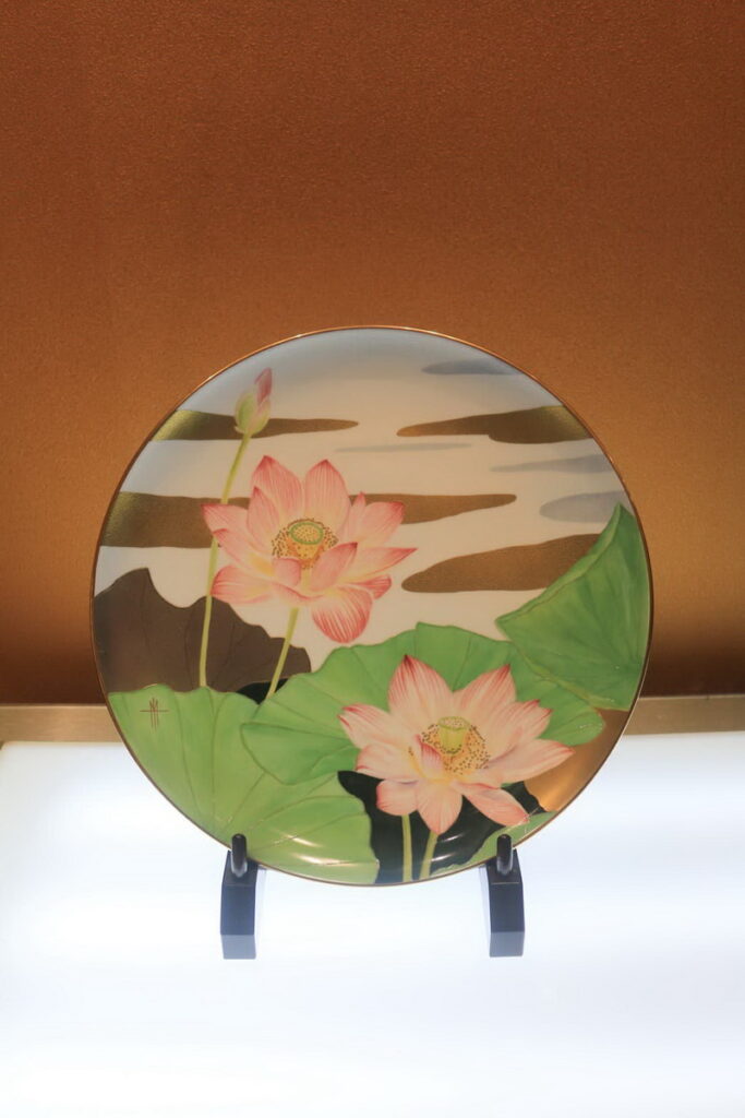Noritake手繪芙蓉盤36cm_售價538,000元。